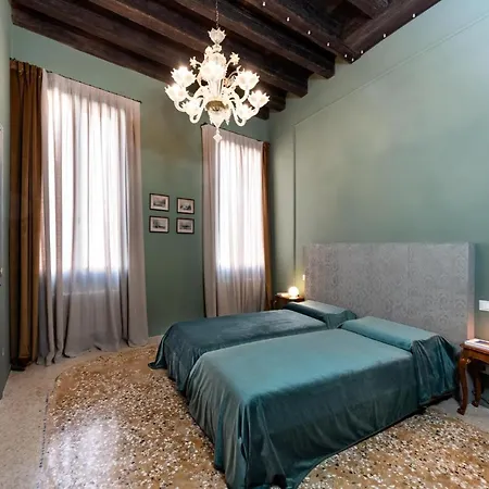 Velvet Canal View Apartment *